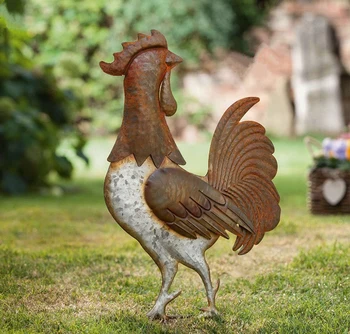 Металлический садовый кол в виде петуха, придающий живости любому двору или огороду, Гальванизирует курицу